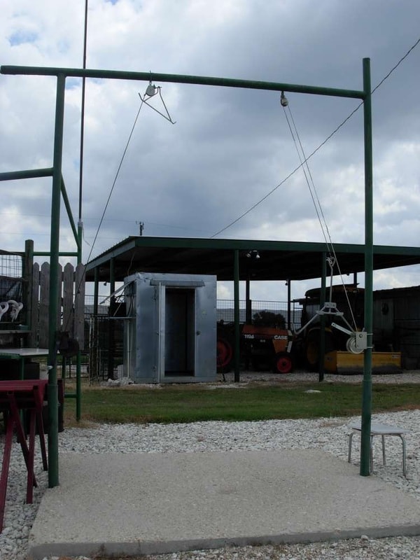 Outdoor equipment shelter with pulley structure